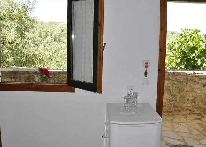 Adamantia Newly Built Small A1 Affittacamere